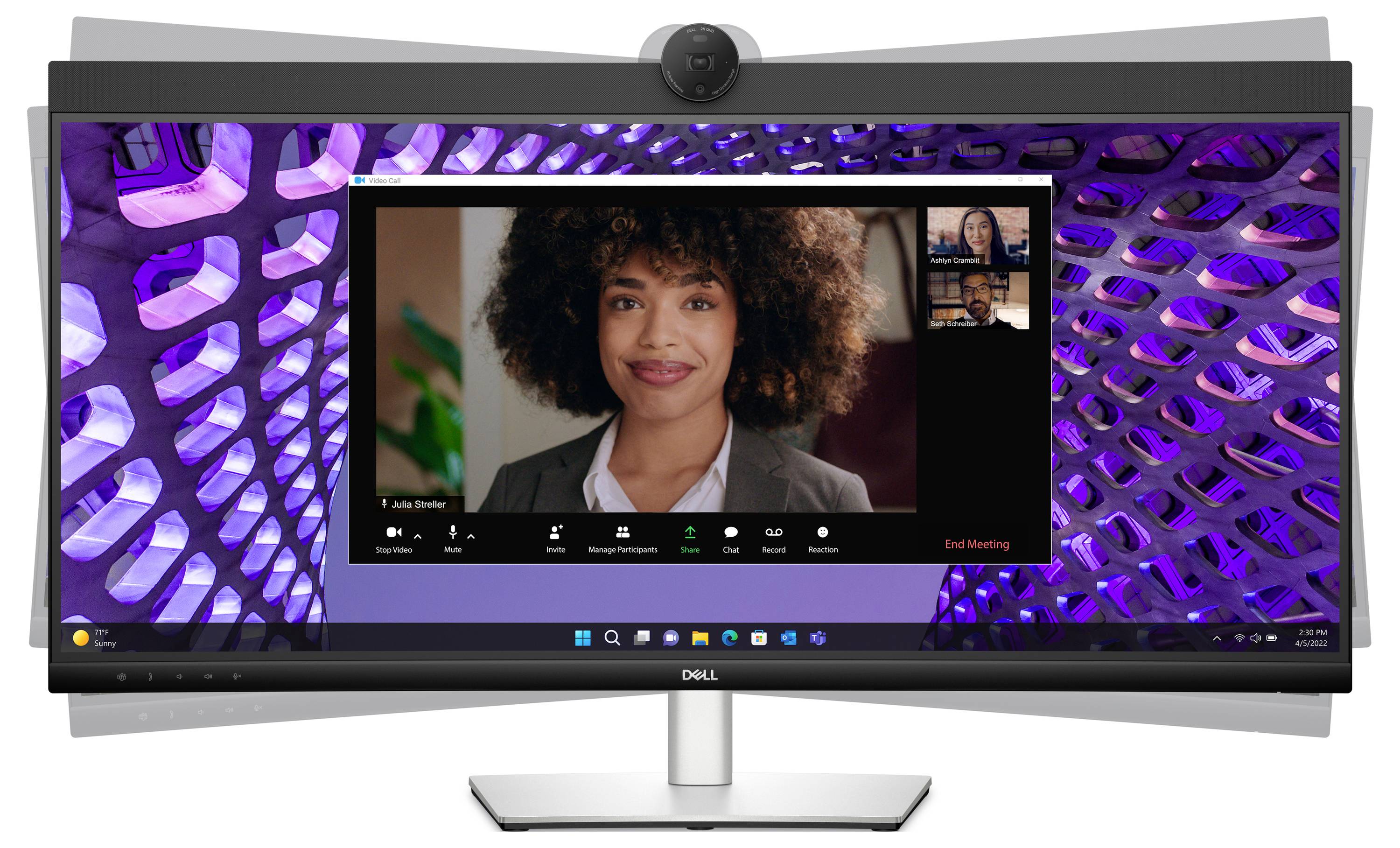 Een persoon in een videooproep op een computerscherm; op de achtergrond een verlichte structuur. De deelnemerslijst is zichtbaar.