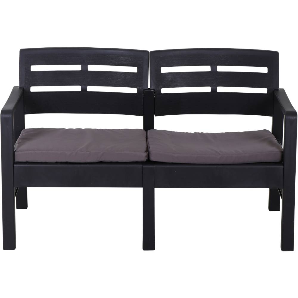 Een zwarte houten bank met twee zitplaatsen, gescheiden door smalle armleuningen. Elke zitplaats heeft een grijs zitkussen.