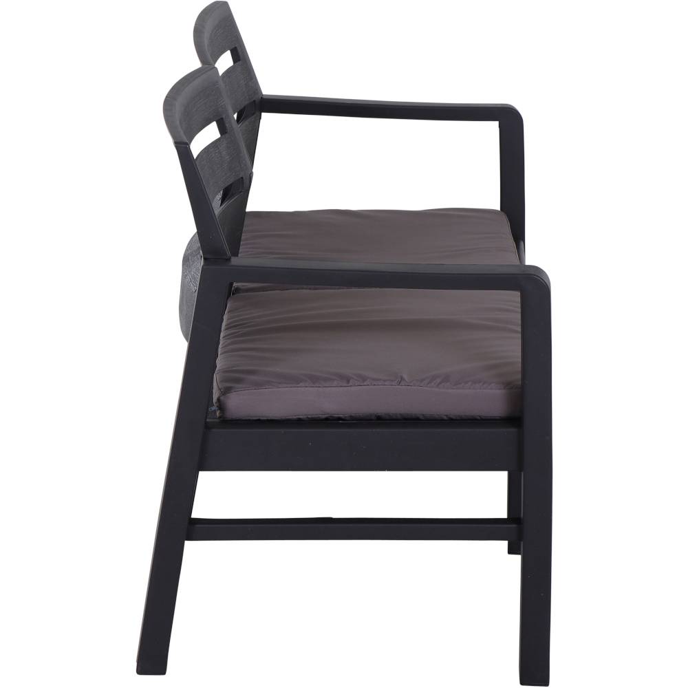 Zwarte tuinbank met armleuningen en grijs zitkussen, zijaanzicht. Geschikt voor buitenruimtes, modern design.