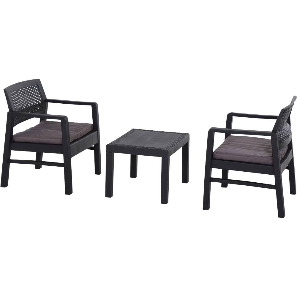 Twee zwarte stoelen met armleuningen en kussens, en een lage, bijpassende tafel in het midden, op een witte achtergrond.
