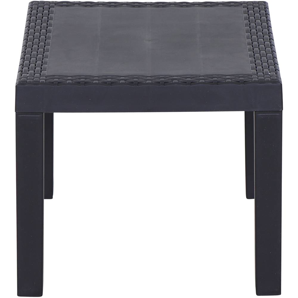 Een kleine, vierkante tafel met een zwart gevlochten oppervlak en vier rechte poten.