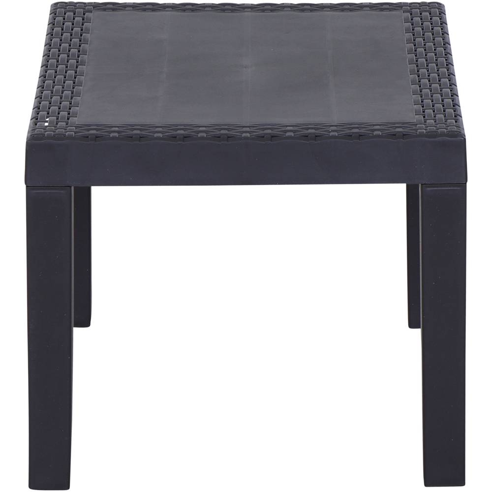 Een zwarte vierkante tafel van kunststof, met een gevlochten randontwerprand. Geschikt voor gebruik in de buitenruimte.