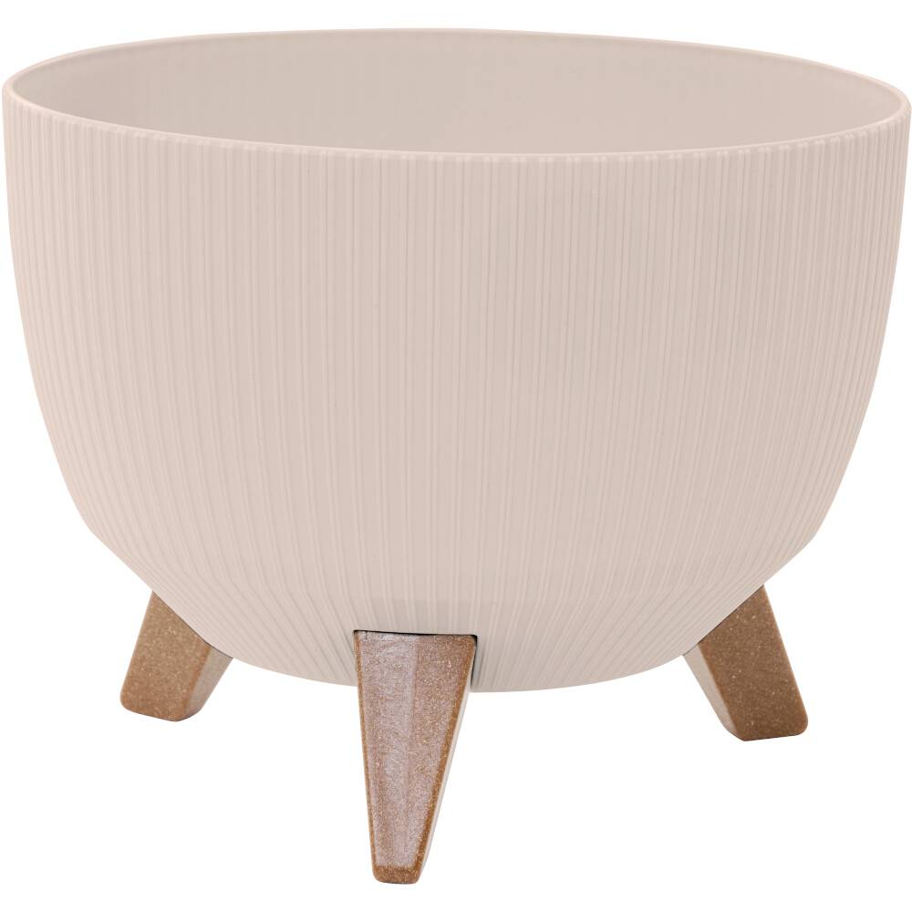 Een crèmekleurige plantenpot met drie bruine houten poten. De pot heeft een geribde structuur en een ovale vorm.