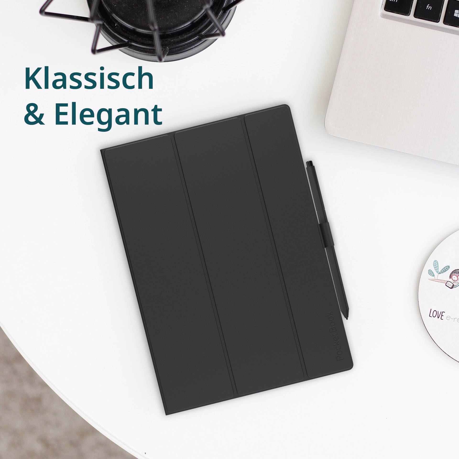 Een grijze tablet ligt op een wit bureau naast een laptop. Tekst: 'Klassiek & Elegant'.