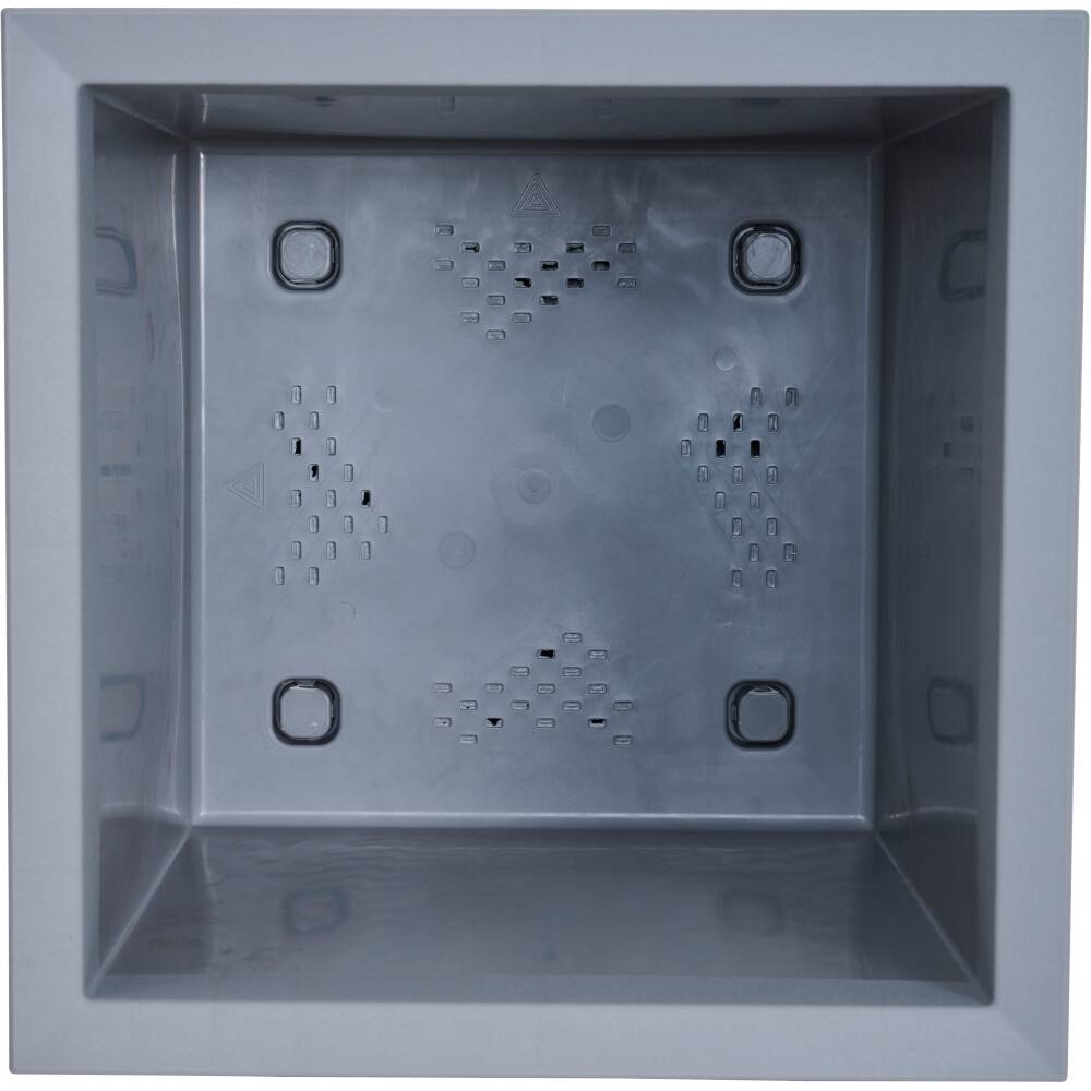 Lege, vierkante metalen doos met vier kleine gaten in elke hoek, symmetrisch gerangschikt.