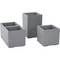 Drie grijze, rechthoekige bloempotten van verschillende formaten naast elkaar geplaatst. Ideaal voor binnen- en buitendecoratie.