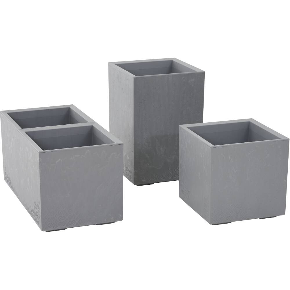 Drie grijze, rechthoekige plantenbakken in verschillende formaten, gerangschikt op een witte ondergrond.