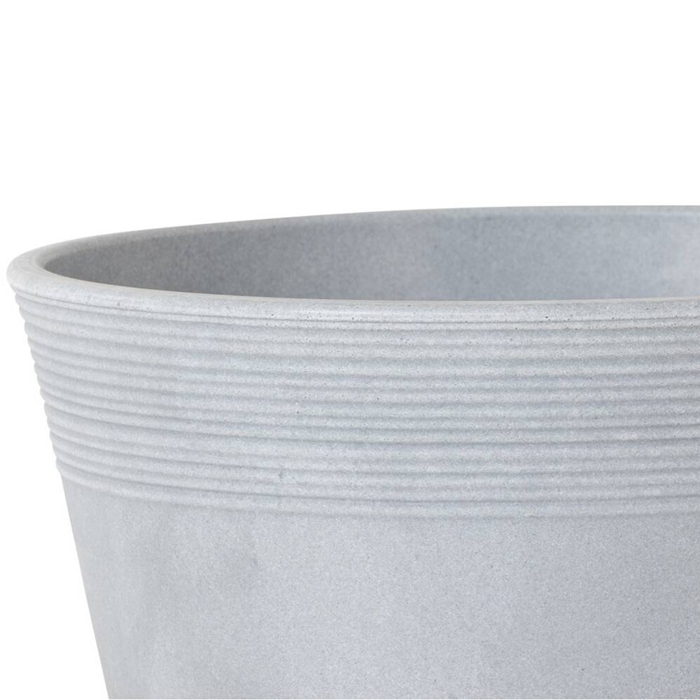 Een grijze sierpot met geprofileerde rand. De pot heeft een strak, modern uiterlijk en is geschikt voor planten of decoraties.