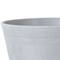Een grijze sierpot met geprofileerde rand. De pot heeft een strak, modern uiterlijk en is geschikt voor planten of decoraties.