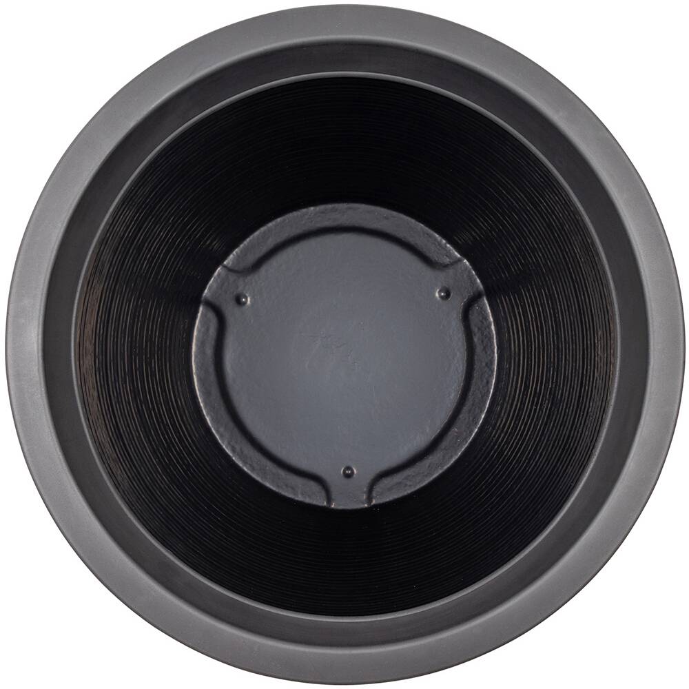 Een luidspreker van bovenaf, zwarte conus, grijze rand; cilindrische vorm, vertoont geen enkele merken of labels.