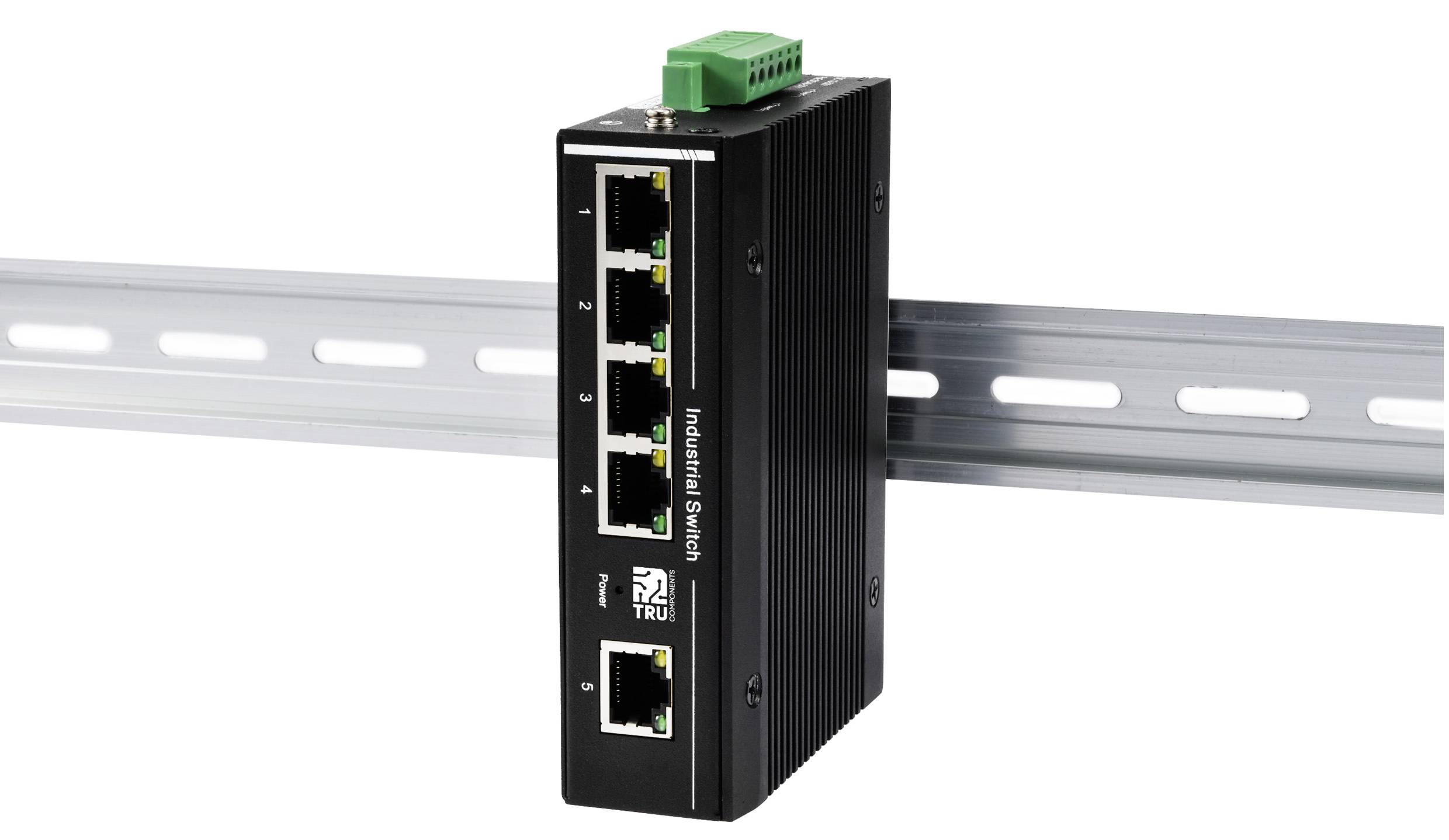 Een zwarte industriële netwerkswitch met vijf Ethernet-poorten, gemonteerd op een zilveren DIN-rail, toont robuustheid en functionaliteit.
