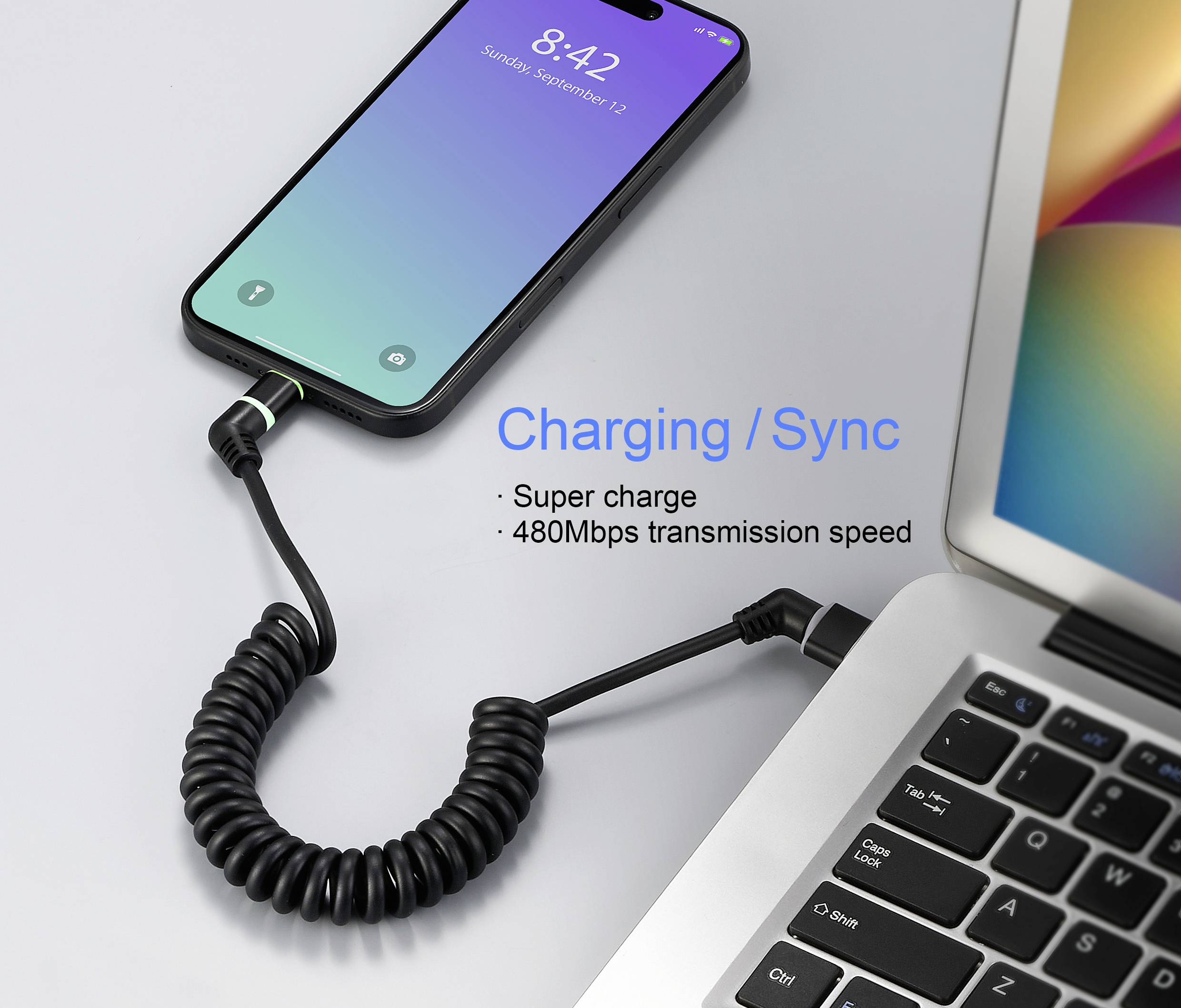 Smartphone met spiraal-oplaadkabel, verbonden met laptop. Tekst: 'Opladen/Synchroniseren, Supersnel laden, 480 Mbps overdrachtssnelheid'.