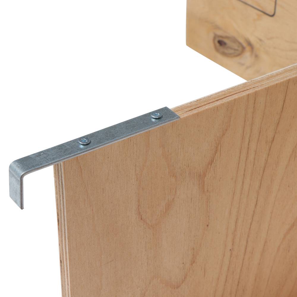 Een houten plank met een metalen hoekbeugel rechtsboven bevestigd, gebruikt voor stabilisatie of bevestiging.