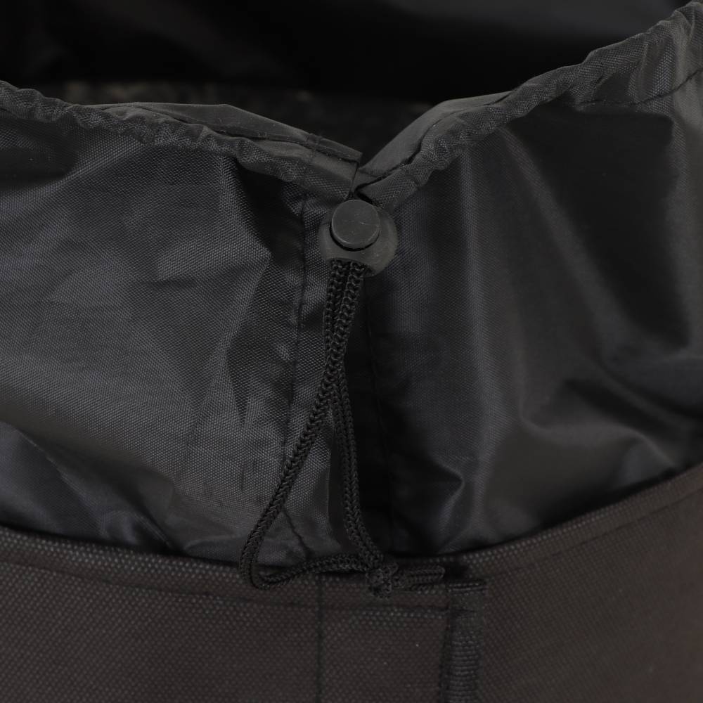 Een zwarte trekkoord bovenaan een gedeeltelijk geopende rugzak toont de sluitingsmethode en het materiaal van de binnenbekleding.