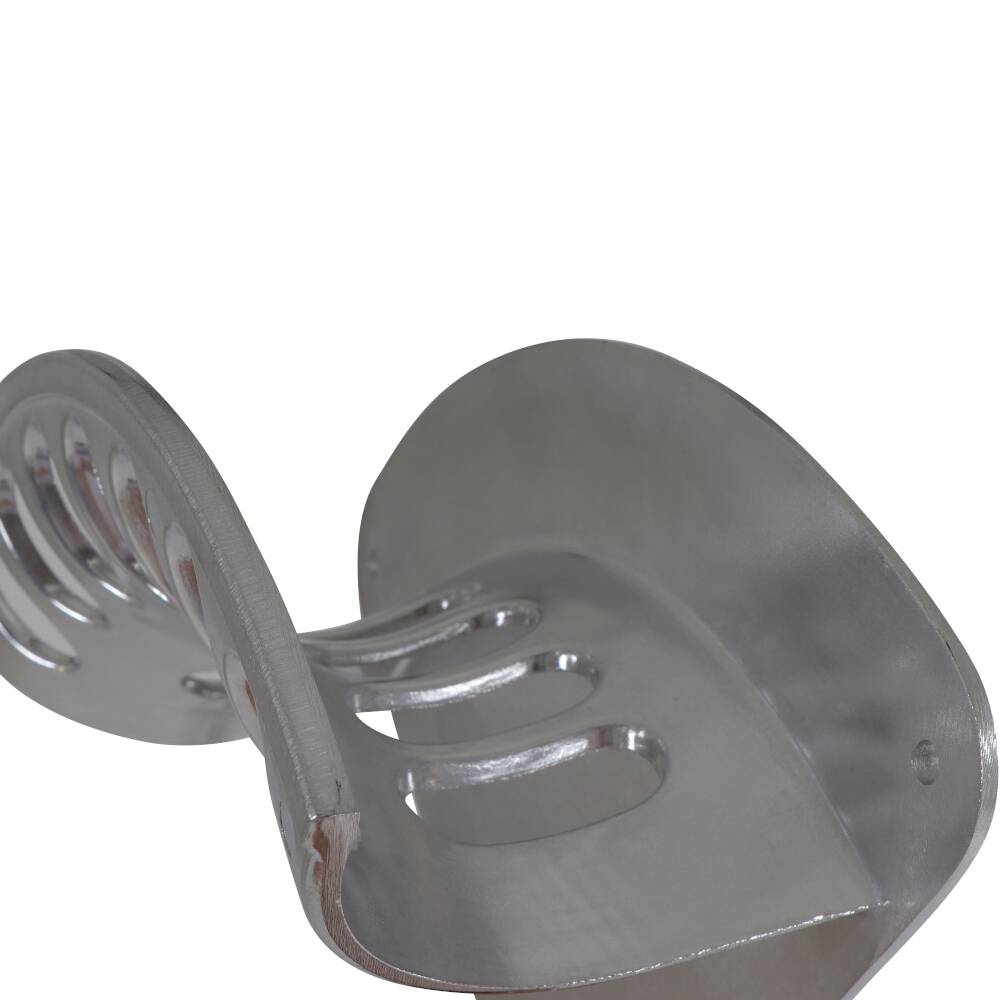 Een metalen zitschaal met een gebogen ontwerp en meerdere sleuven. Hij is ontworpen voor ergonomische ondersteuning.