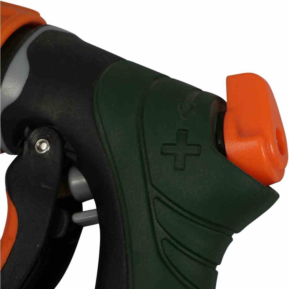 Close-up van een zwarte en groene tuinslang-sproeikop met oranje details; toont de plus-toets voor het instellen van de waterdruk.
