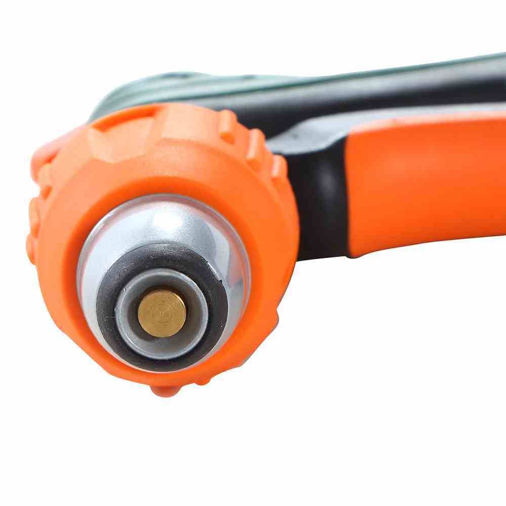 Close-up van een oranje tuinslangsproeikop met zilveren mondstuk.