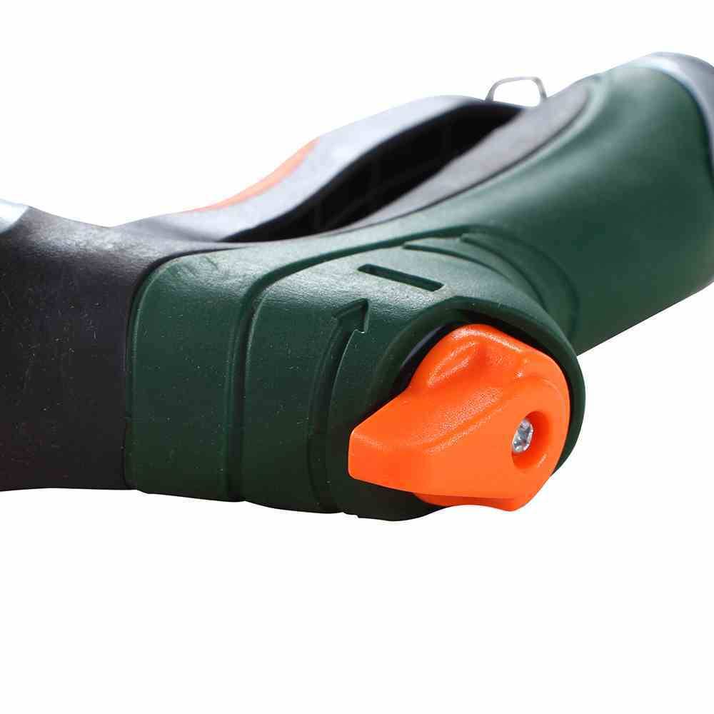 Close-up van een groene tuinslangsproeier met een oranje spuitkop.