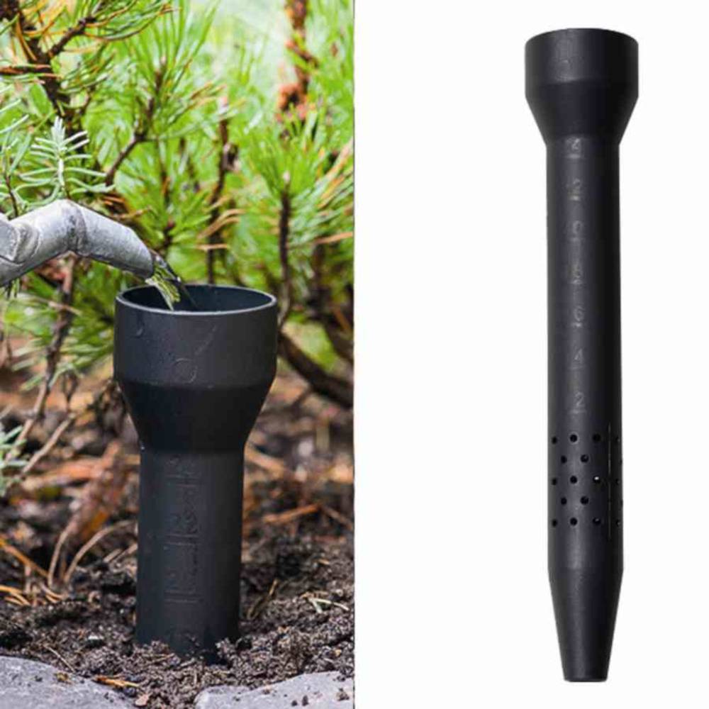 'Regenwormenkolom' voor tuinirrigatie: Kunststofbuis wordt in de grond gelegd om planten water efficiënt toe te dienen.