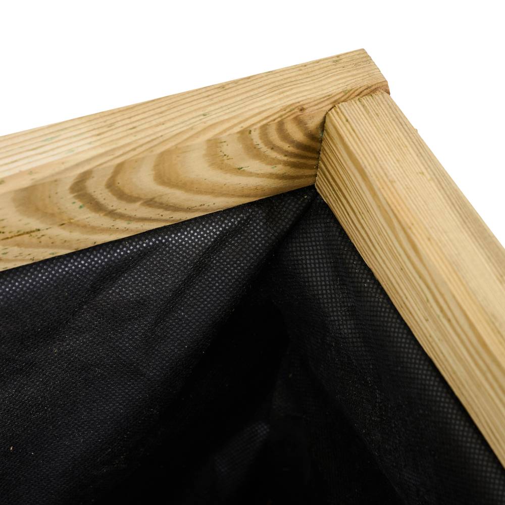 Houten frame met zwart gaas, vermoedelijk onderdeel van een tuinconstructie. Hoeken tonen zichtbare houtnerf en schroeven.