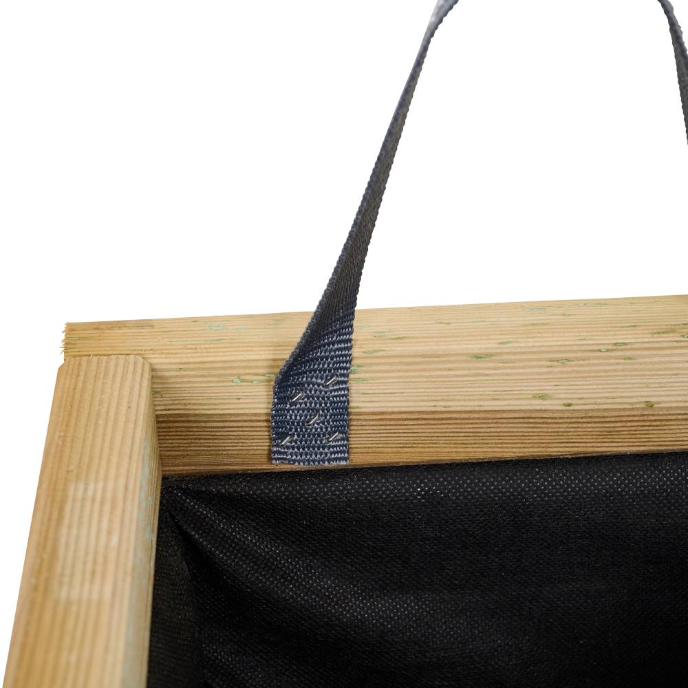 Close-up van een houten ladder met een blauwe stoffen tas bevestigd aan een trede.