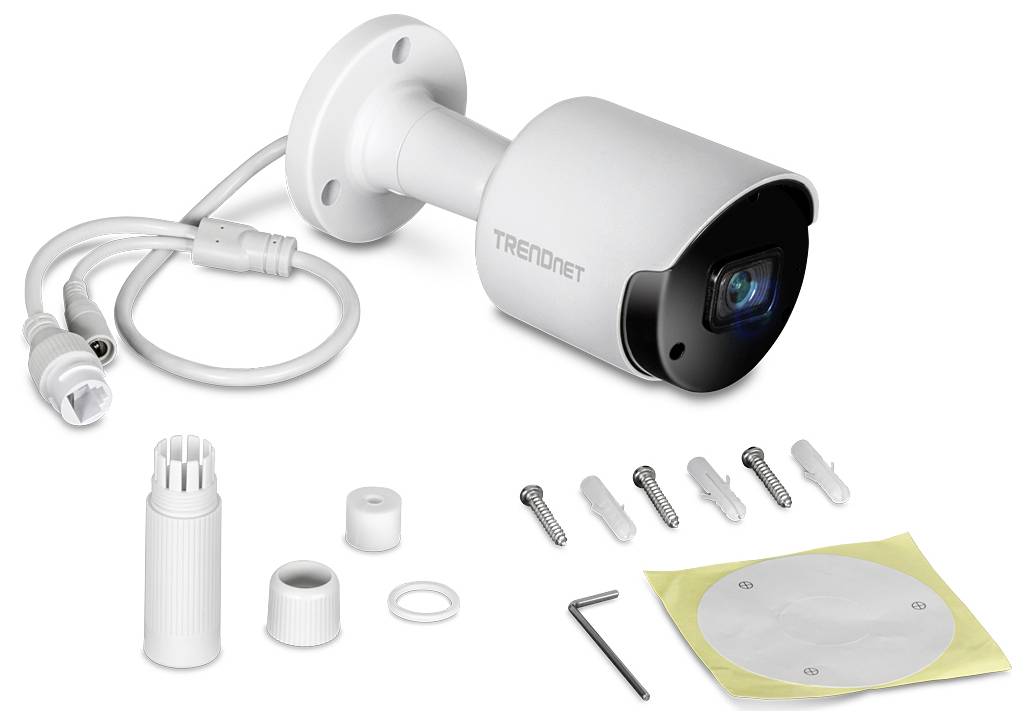 Bewakingscamera met toebehoren, inclusief schroeven en kabels, weergegeven op een witte achtergrond.