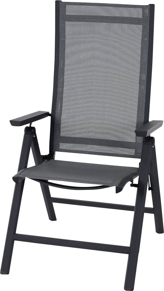 Een opvouwbare tuinstoel met een zwart metalen frame, bekleed met zwart gaas en voorzien van armleuningen, geschikt voor gebruik buiten.