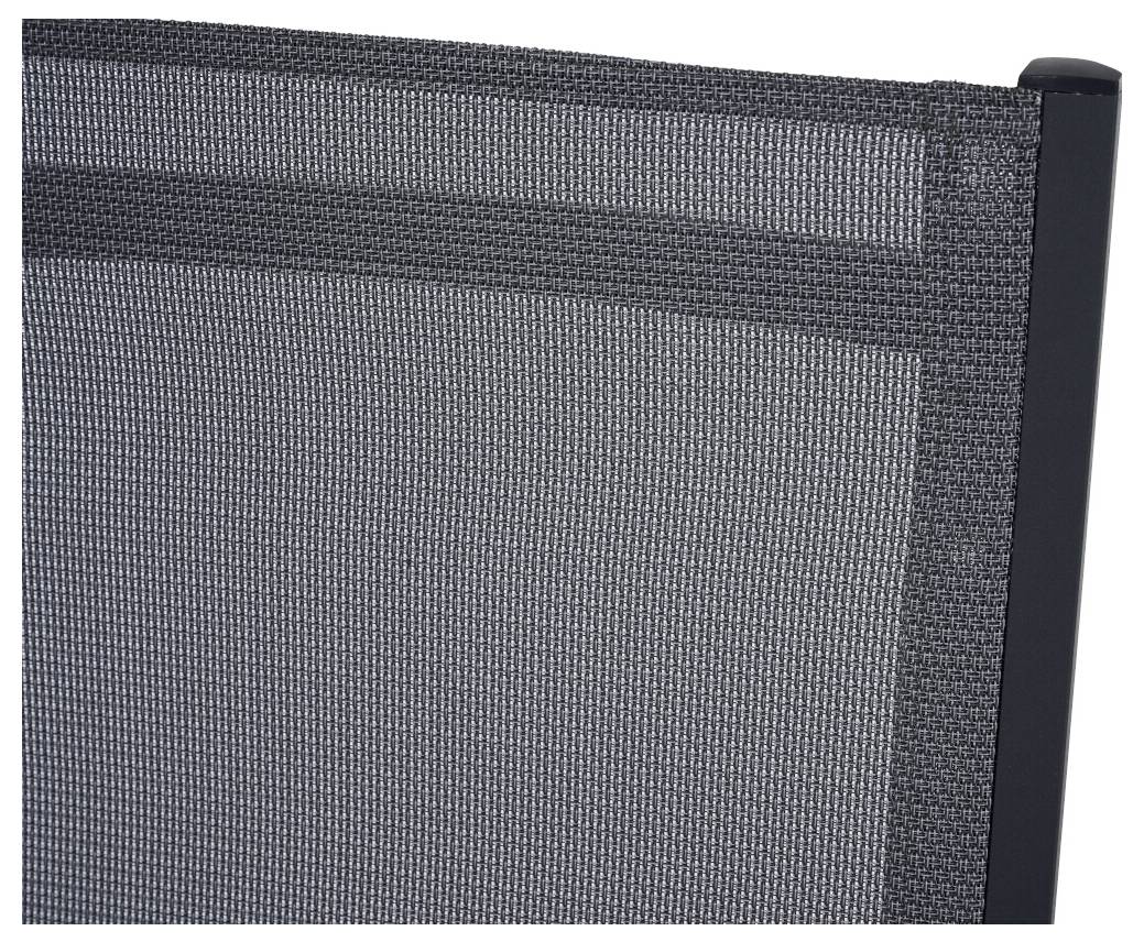 Een grijze stoel met netrug, die een moderne en minimalistische stijl uitstraalt.