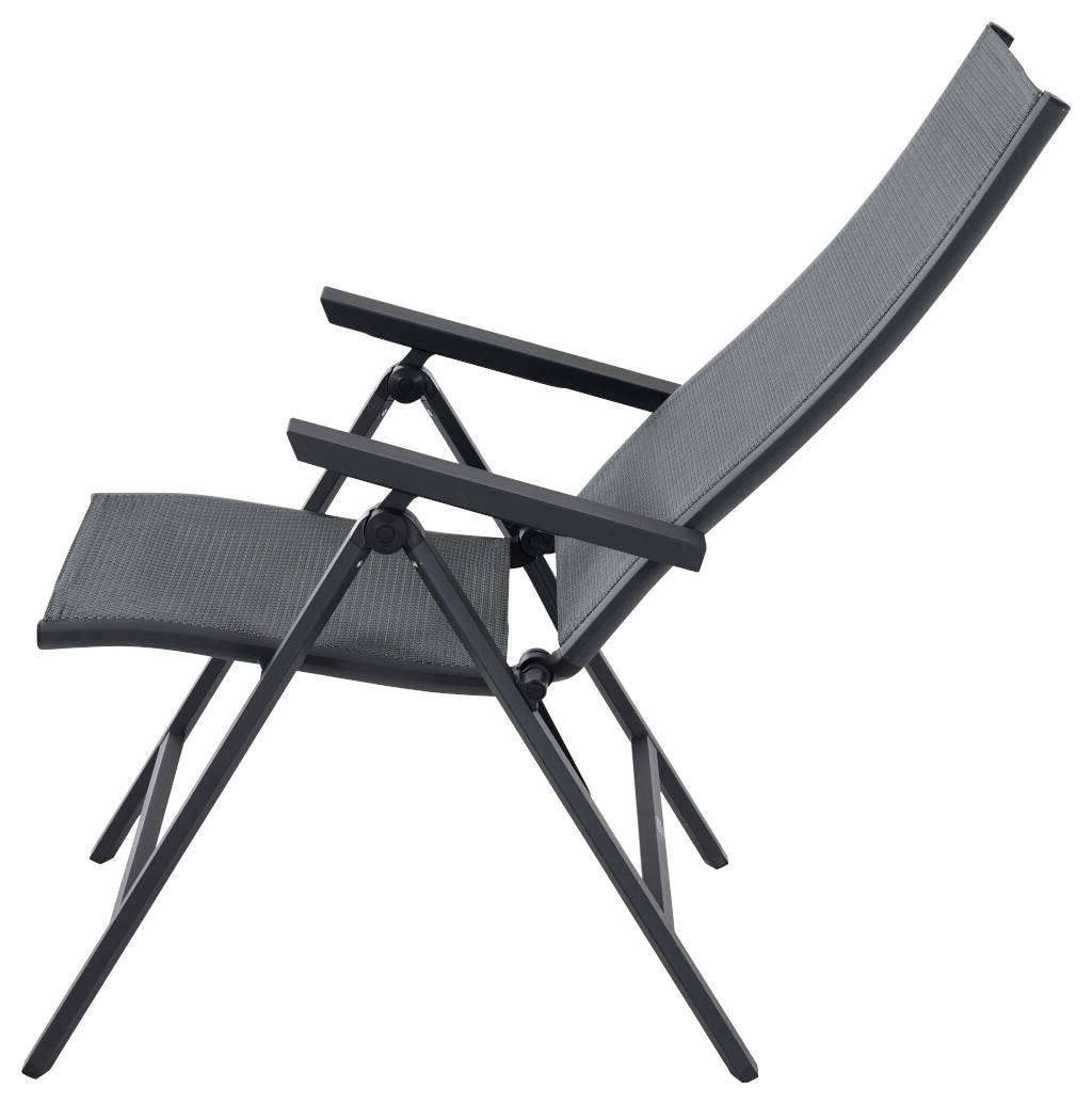 Zijaanzicht van een opvouwbare zwarte stoel met stoffen bekleding, geschikt voor buitengebruik of kamperen.