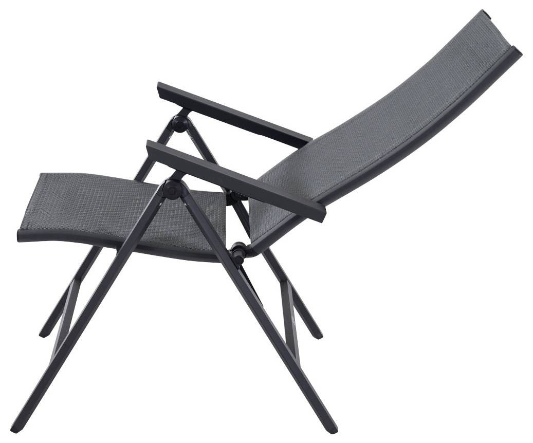 Een opvouwbare ligstoel van zwart metaal met bespanning, zijaanzicht. Geschikt voor gebruik buitenshuis.