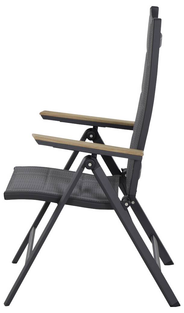 Een opvouwbare metalen stoel met houten armleuningen en een gewatteerde zitting en rugleuning, van opzij gezien. Ideaal voor buitengebruik.