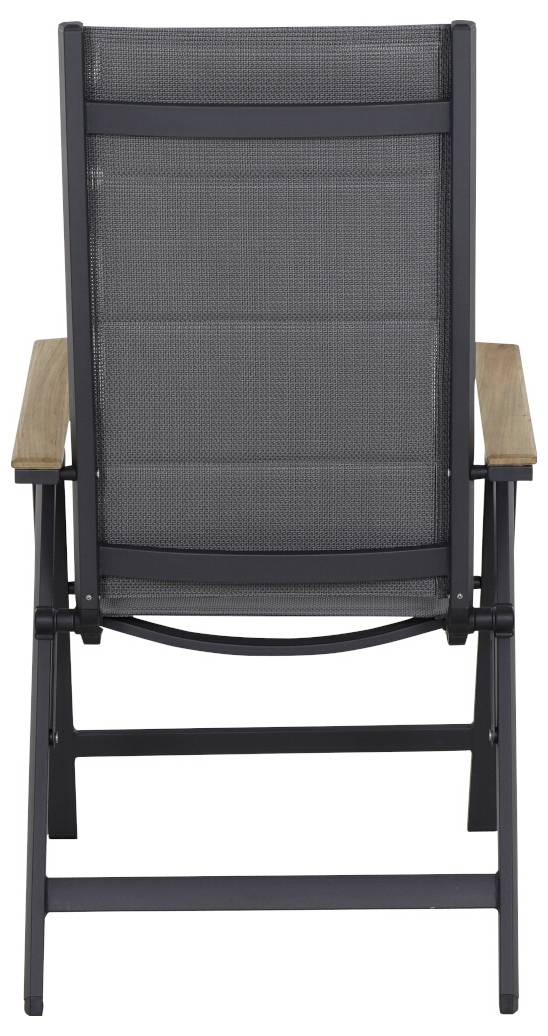 Een zwarte opvouwbare stoel van metaal met houten armleuningen, gezien van achteren. Hij heeft een strak, modern design.