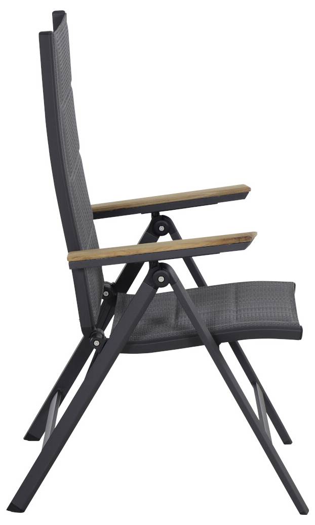 Zwarte opvouwbare stoel van metaal met horizontale houten armleuningen, zijaanzicht. Geschikt voor gebruik in de tuin.