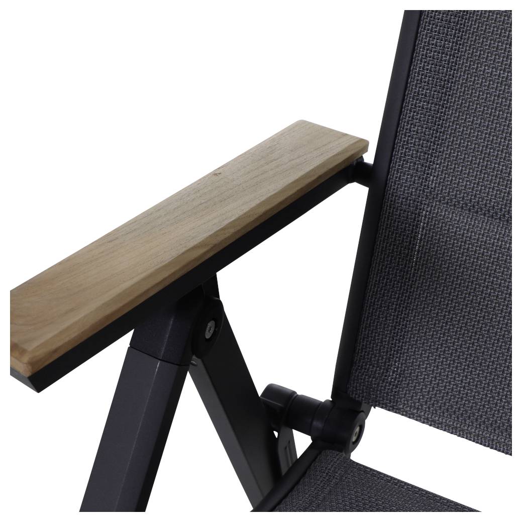 Een verstelbare tuinstoel met een metalen frame en een textilezitting. Het frame is zwart, de armleuningen zijn van hout.
