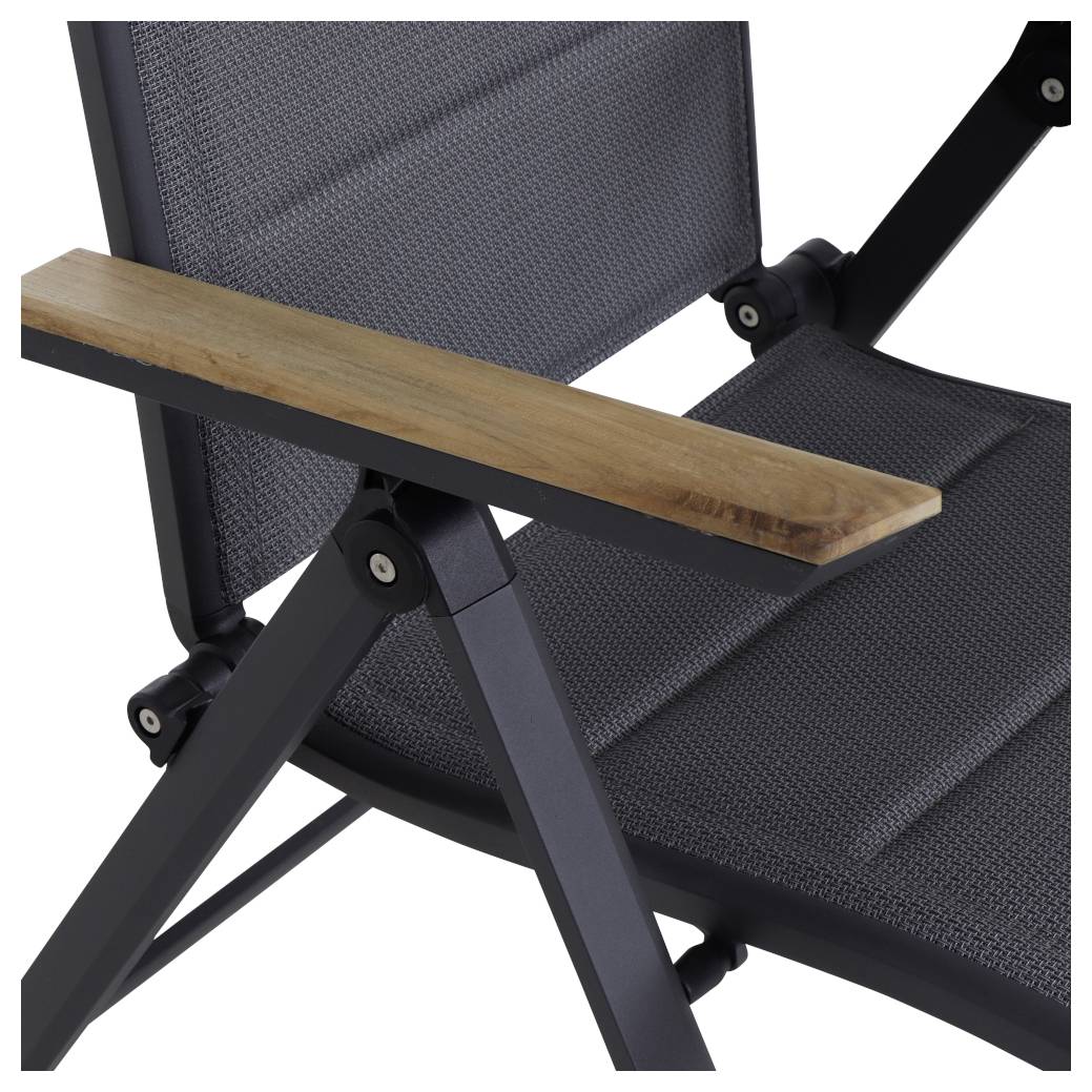 Een moderne stoel met een zwart metalen frame en bekleed met grijs stof, houten armleuningen, gericht op design.