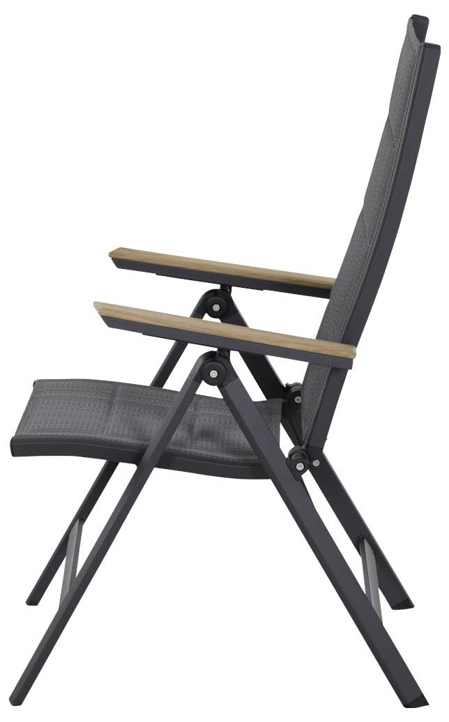 Zwarte opvouwbare stoel met houten armleuningen. Rugleuning en zitting in een modern design. Geschikt voor binnen- en buitenruimtes.