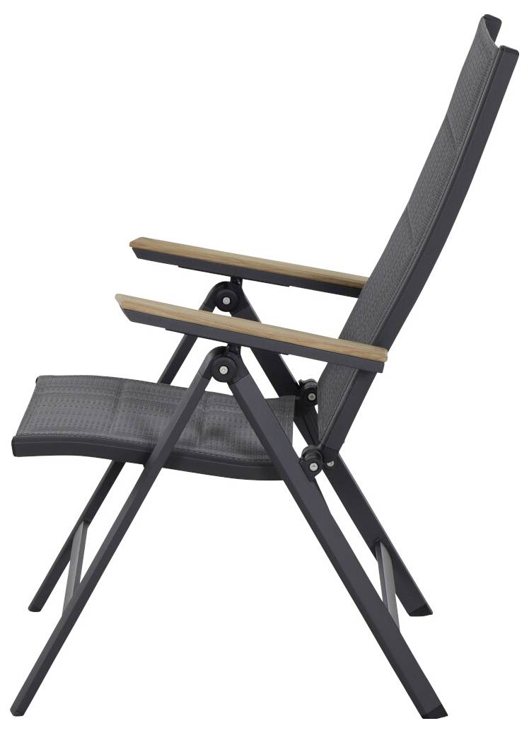 Een moderne, opvouwbare tuinstoel van metaal met houten armleuningen, gezien vanaf de zijkant.