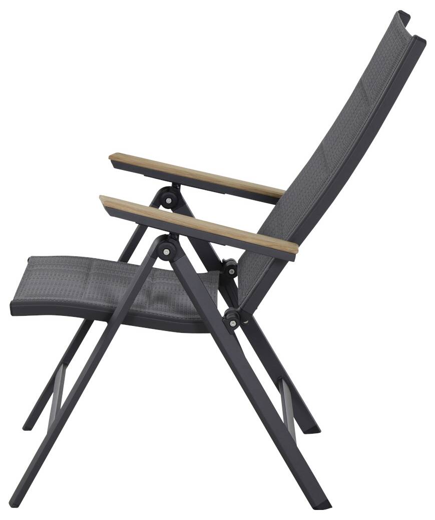 Een opvouwbare tuinstoel met een zwart frame, grijs gaasweefsel en houten armleuningen, gezien van opzij.