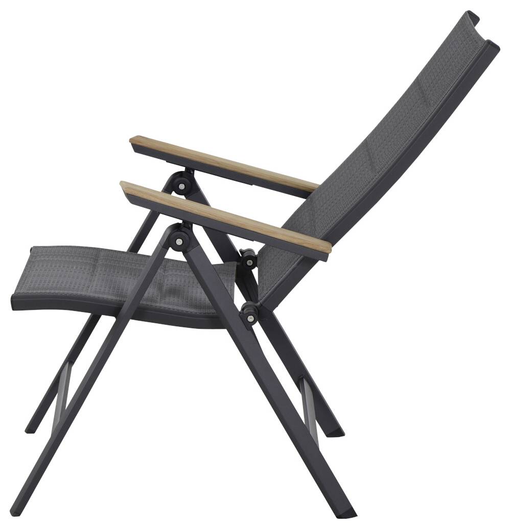 Een grijze klapstoelen met houten armleuningen. De stoel wordt van opzij getoond en vertoont een lichte helling van de rugleuning.