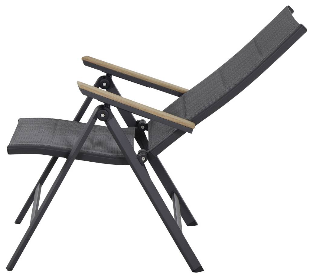 Een zwarte, opvouwbare ligstoel met houten armleuningen, gefotografeerd vanuit zijaanzicht.