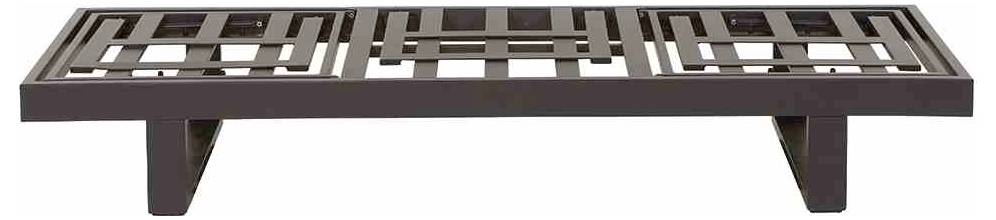 Een platte, rechthoekige tafel met een geometrisch rasterpatroon en vier korte, stevige poten.