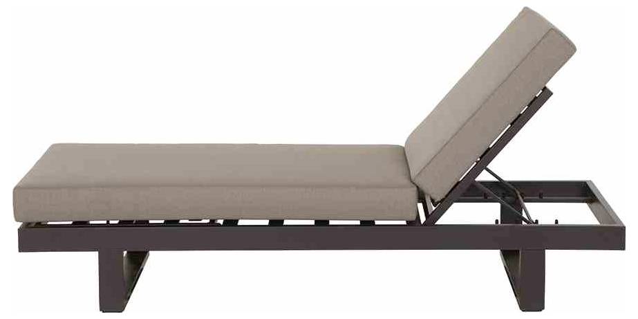 Beige ligstoel met verstelbare rugleuning, modern houten frame, zijaanzicht. Ideaal voor tuin of terras.