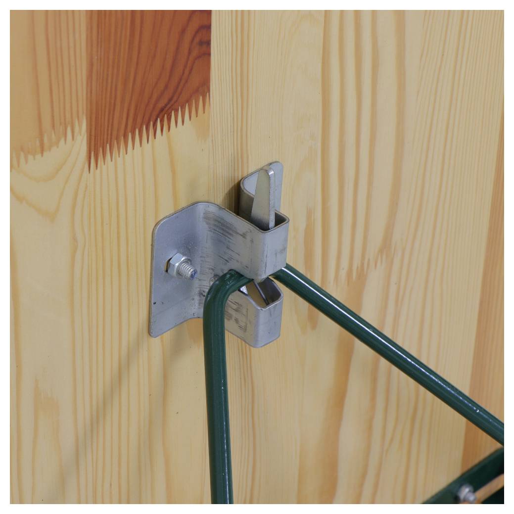 Een metalen houder is bevestigd aan een houten plaat en houdt een groene metalen staaf vast.