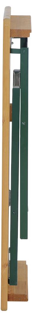 Gevouwen houten ladder met groene metalen sporten, gezien van opzij.
