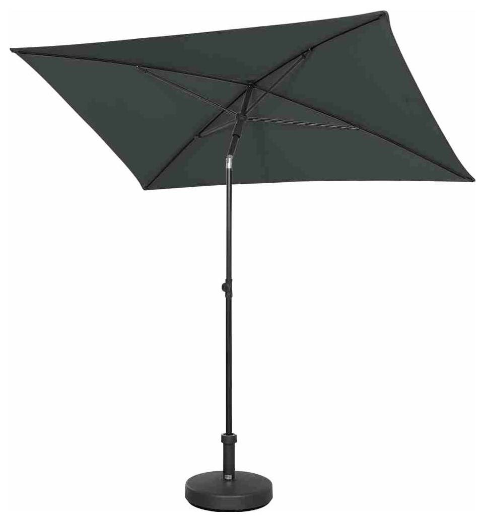 Een zwarte marktparasol met rechthoekige, hellende bekleding en een stabiele voetsteun op een witte achtergrond.
