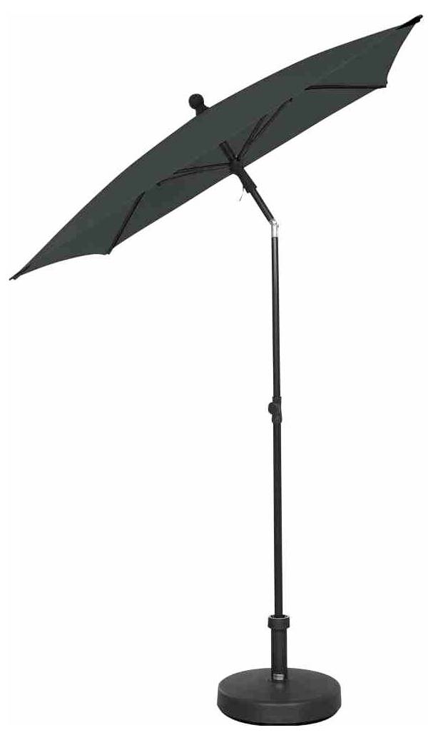 Een vrijstaande, kantelbare parasol met donkere stof en een zwarte voet, ideaal voor in de tuin of op het terras.
