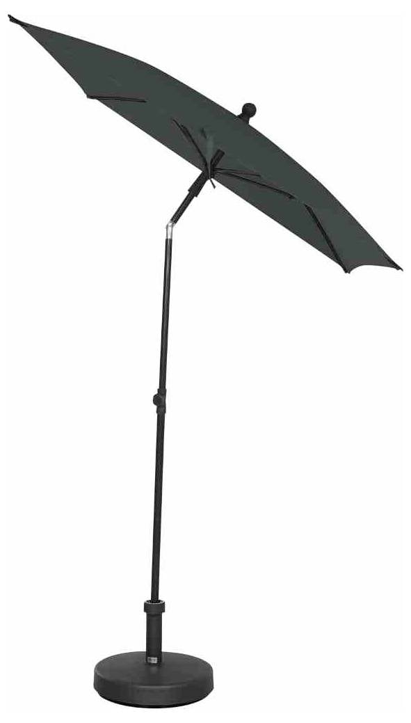 Groene parasol met kantelbaar scherm op een zwarte voet, geschikt voor de tuin of het terras.