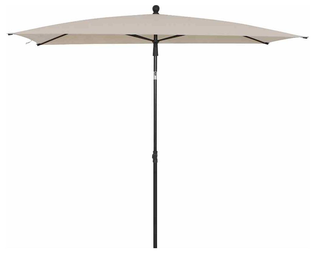 Beige parasol met zwarte standaard. Rechthoekige vorm, biedt schaduw en bescherming buitenshuis. Ideaal voor tuin of terras.