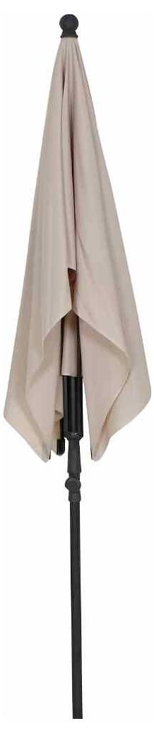 Een gesloten parasol met beige stof op een zwarte, stevige metalen standaard.