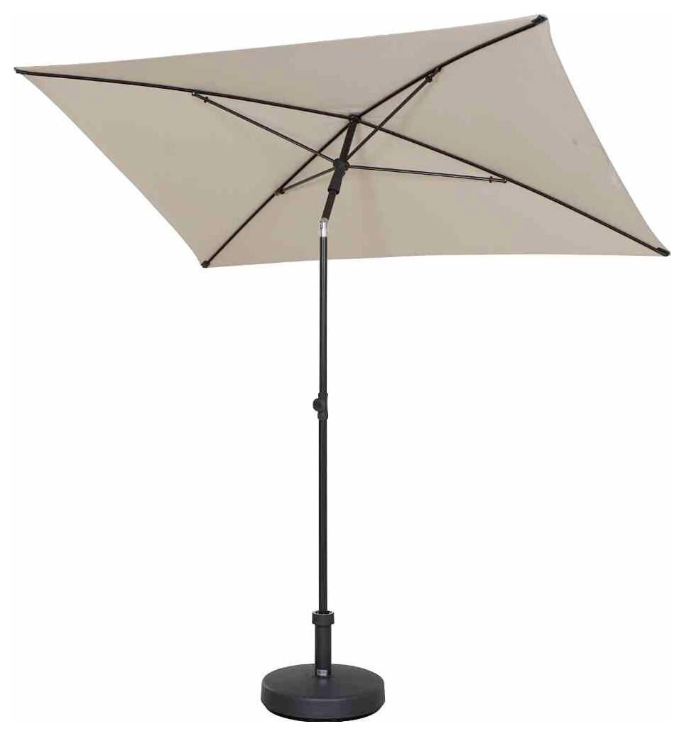 Een grote, vierkante parasol met beige stof en een zwart frame staat op een rond voetstuk.